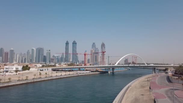 阿拉伯联合酋长国迪拜水渠宽容桥的交通 — 图库视频影像