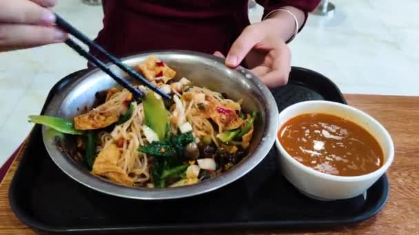 Mujer Comiendo Fideos Con Caracoles Verduras Cerca — Vídeos de Stock