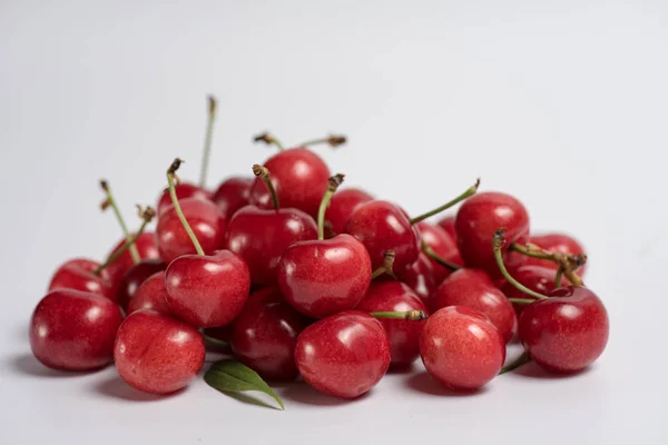 Mazzo di ciliegie fresche su bianco — Foto Stock