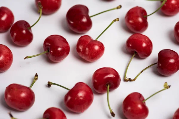 Mazzo di ciliegie fresche su bianco — Foto Stock