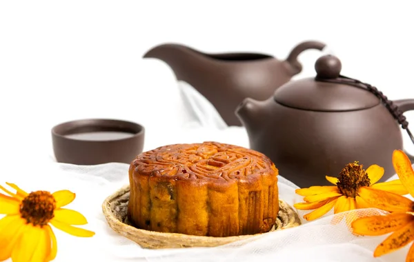 Chinesischer Mondkuchen zum Herbstfest und Tee — Stockfoto