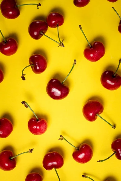 Mazzo di ciliegie fresche su giallo — Foto Stock