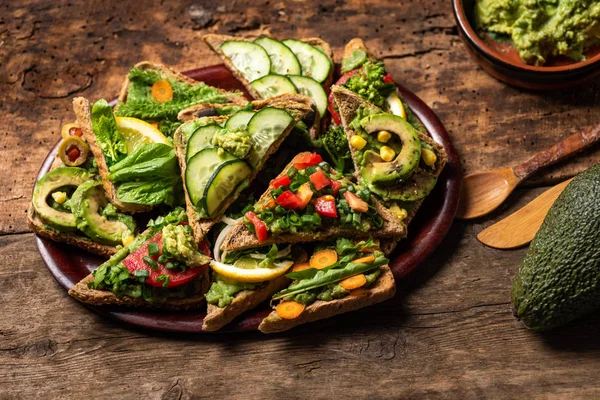 Sandwiches vegetarianos con guacamole y verduras —  Fotos de Stock