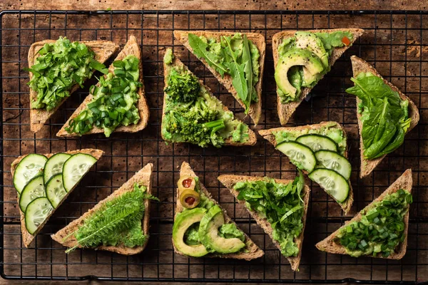 Sanduíches vegetarianas com guacamole e legumes — Fotografia de Stock