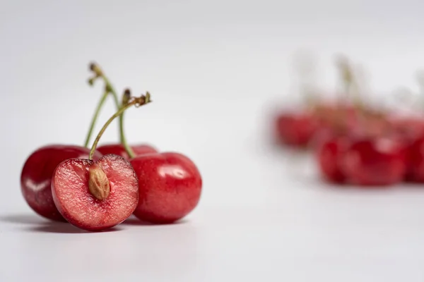 Mazzo di ciliegie fresche su bianco — Foto Stock