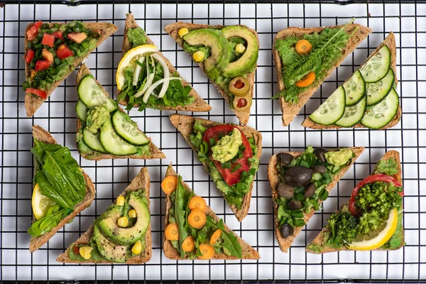 Sanduíches vegetarianas com guacamole e legumes — Fotografia de Stock