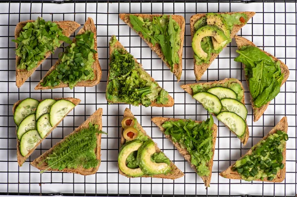 Sanduíches vegetarianas com guacamole e legumes — Fotografia de Stock