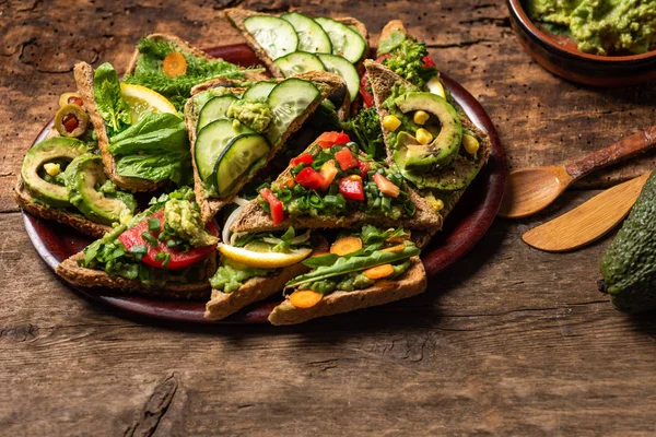 Sanduíches vegetarianas com guacamole e legumes — Fotografia de Stock