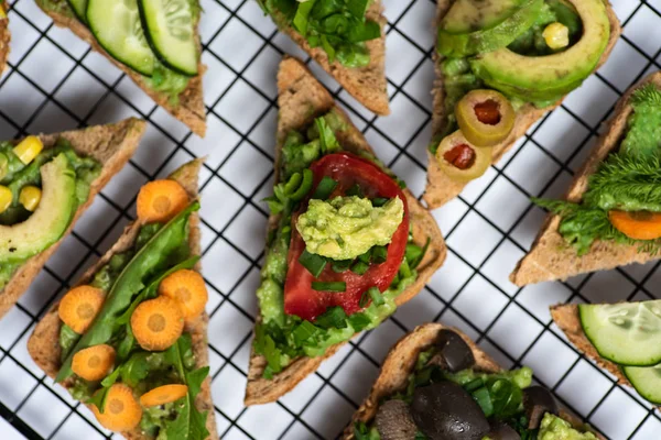 Sandwiches vegetarianos con guacamole y verduras — Foto de Stock