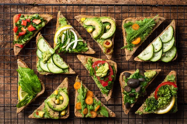 Sanduíches vegetarianas com guacamole e legumes — Fotografia de Stock