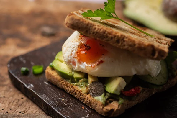 Sandwich tostado con huevo frito — Foto de Stock