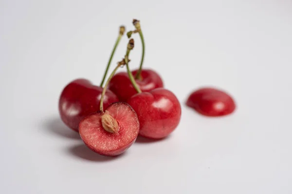 Mazzo di ciliegie fresche su bianco — Foto Stock