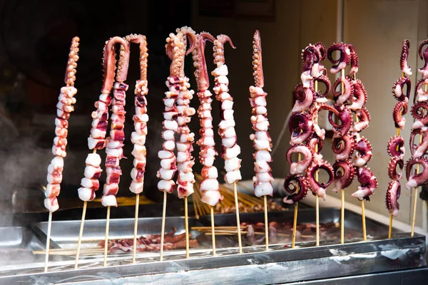 Squid Pieces Ready Food barbequen op de voedselmarkt — Stockfoto