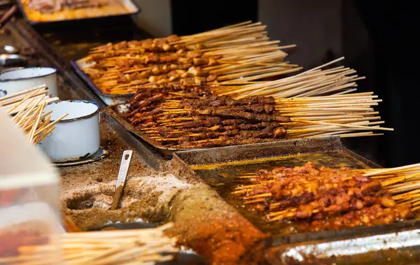 Chinese barbecue op stokken op een voedselmarkt — Stockfoto