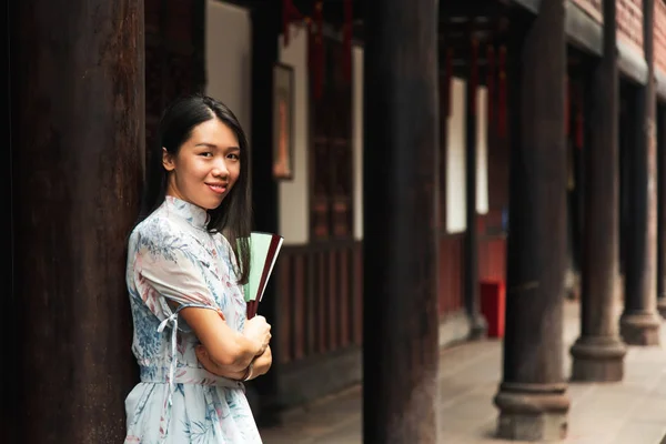 Asiatische Frau in einem Tempel mit einem Handfächer — Stockfoto