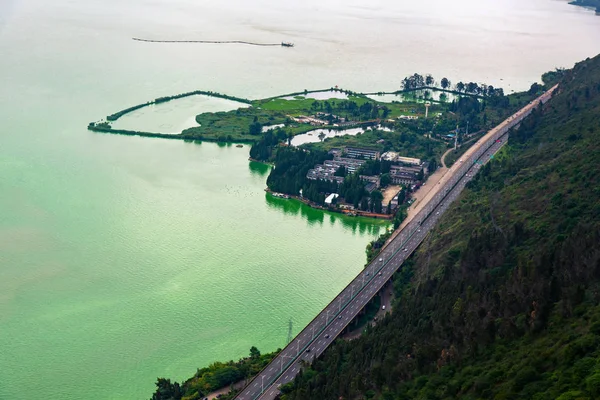 Droga nad Dian Lake w Kunming Chiny — Zdjęcie stockowe