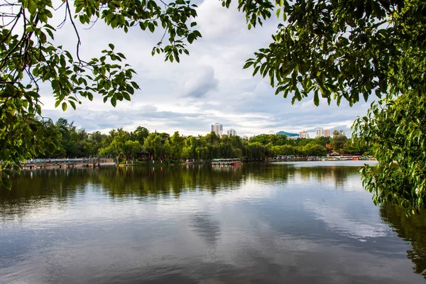 Zielone Jezioro w Kunming, stolica prowincji Yunnan w Chinach — Zdjęcie stockowe