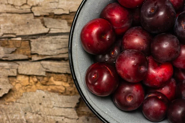 Prugne rosse fresche in una ciotola — Foto Stock