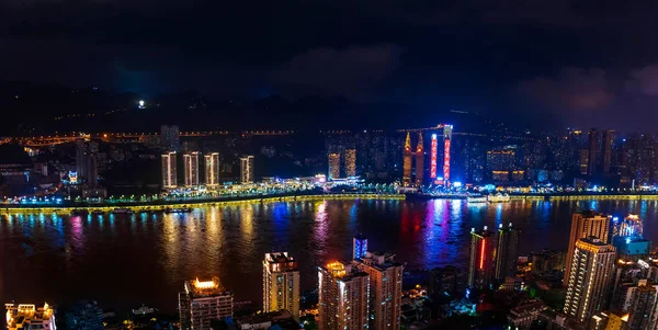 重慶、中国 - 2019年7月22日:都市のスカイラインと超高層ビル — ストック写真