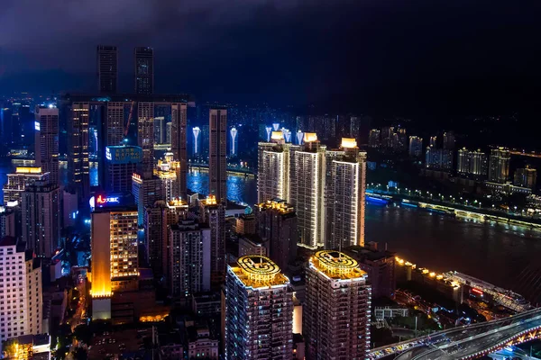 Chongqing, china - 23. Juli 2019: Stadtsilhouette und Wolkenkratzer — Stockfoto