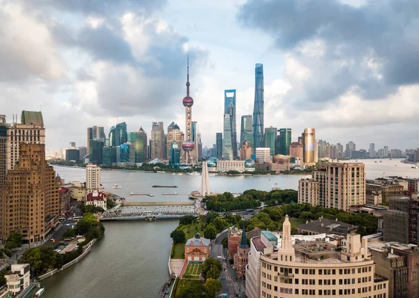 高層ビルがハウンの上に上昇する上海のスカイラインの航空写真 — ストック写真