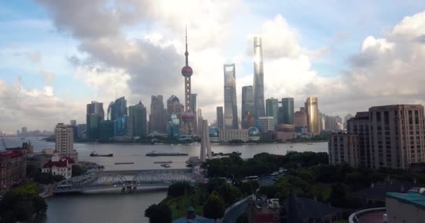 Шанхайский Пейзаж Удивительными Небоскребами Возвышающимися Над Городом Реке Хапу Китае — стоковое видео