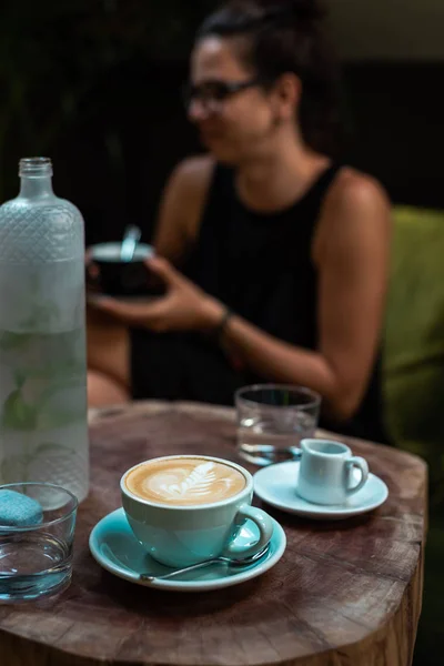 Chica bebiendo café en una cafetería — Foto de Stock
