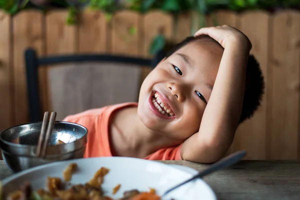 Asiatico bambino sorridente al ristorante — Foto Stock