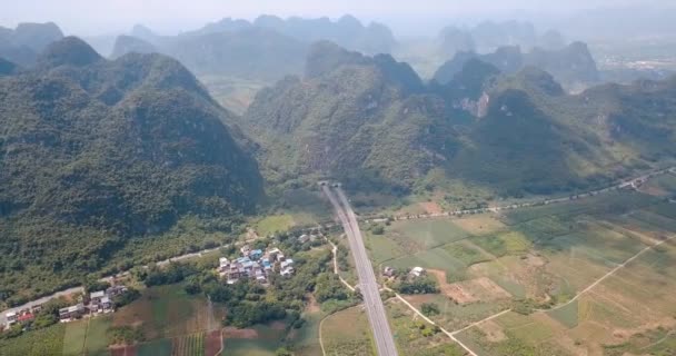 中国南部の米とサトウキデ畑とカルスト風景 — ストック動画