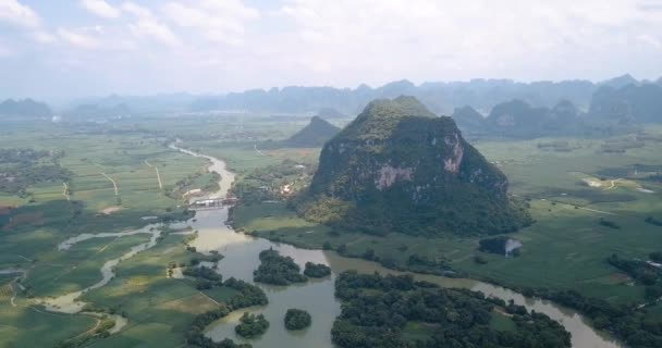 中国南部の広西省の川で割ったカルストの形成と農地 — ストック動画