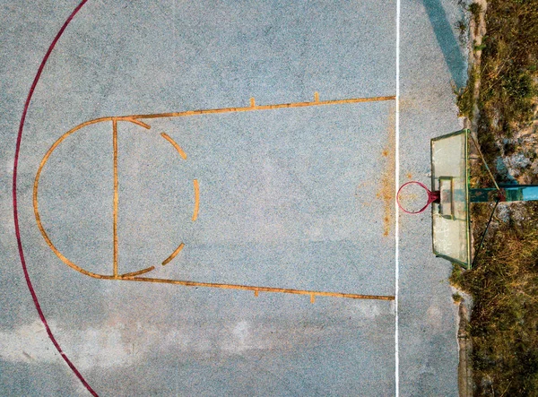 Вид с крыши баскетбольной площадки — стоковое фото