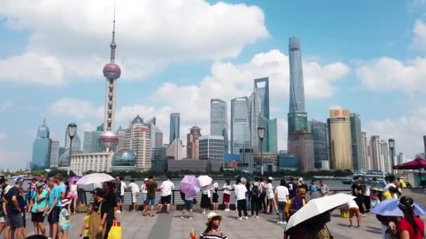 Shanghai China August 2019 Besucher Der Bundpromenade Bewundern Die Atemberaubende — Stockvideo