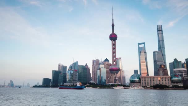 上海天际线空中镜头与惊人的摩天大楼上升以上中国汉浦河城市景观 — 图库视频影像
