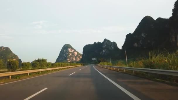 Çin Guangxi Eyaletinde Pirinç Tarlaları Karst Kayaları Ile Sürüş Bakış — Stok video