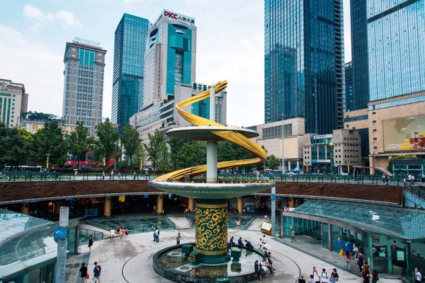 成都、中国 - 2019年7月27日:四川省の首都で最大の公共広場、成都の天風広場. — ストック写真