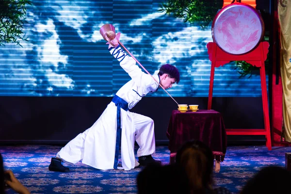 Chengdu, China - 26 de julio de 2019: Actuación artesanal de la ceremonia del té en la ópera china en Chengdu, provincia china de Sichuan —  Fotos de Stock