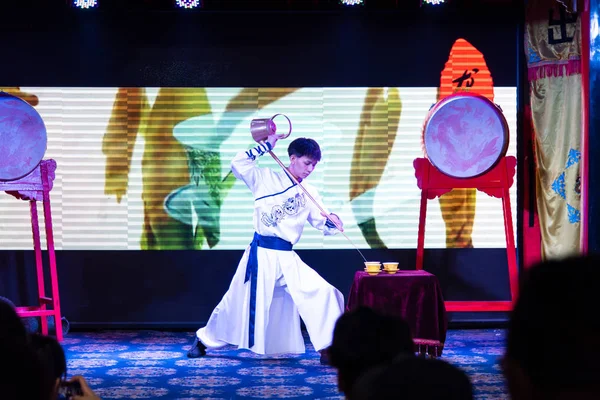 Chengdu, China - 26 de julio de 2019: Actuación artesanal de la ceremonia del té en la ópera china en Chengdu, provincia china de Sichuan —  Fotos de Stock