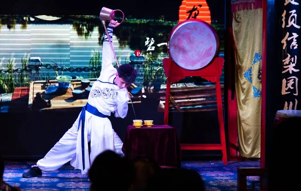 Chengdu, China - 26 de julio de 2019: Actuación artesanal de la ceremonia del té en la ópera china en Chengdu, provincia china de Sichuan —  Fotos de Stock