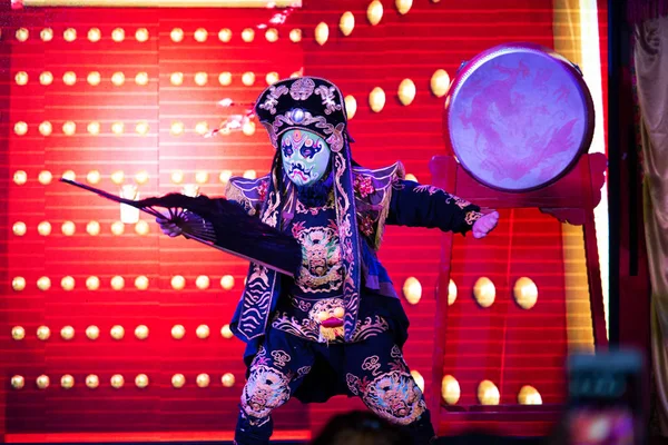 Chengdu, China - 26 de julio de 2019: Actuación de teatro de ópera chino de Szechuan en Chengdu China —  Fotos de Stock