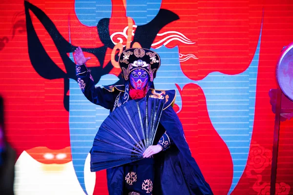 Chengdu, China - July 26, 2019: Face-changing Szechuan Chinese opera theater stunt performance in Chengdu China — Stock Photo, Image