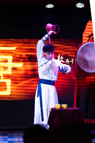 Chengdu, China - 26 de julio de 2019: Actuación artesanal de la ceremonia del té en la ópera china en Chengdu, provincia china de Sichuan —  Fotos de Stock