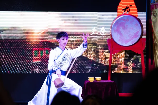 Chengdu, China - 26 de julio de 2019: Actuación artesanal de la ceremonia del té en la ópera china en Chengdu, provincia china de Sichuan —  Fotos de Stock