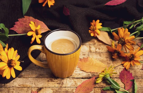 Csésze kávé és őszi szezon jele — Stock Fotó