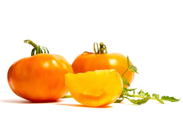 Żółty wyizolować pomidory na białym — Zdjęcie stockowe