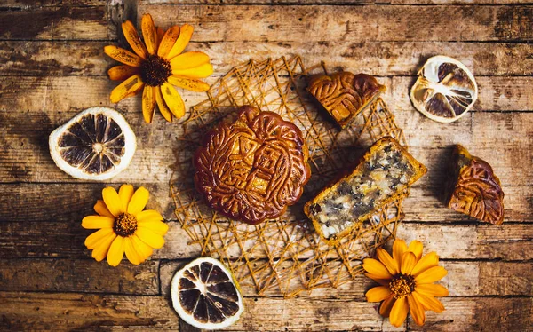 Bolo de lua chinês tradicionalmente comido durante o Festo do Meio do Outono — Fotografia de Stock