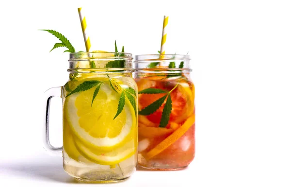Grapefrukt och citronsaft med marijuana i ett glas — Stockfoto