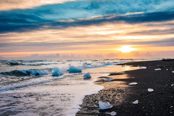 Hermosa puesta de sol en la playa de Diamond en Islandia — Foto de Stock