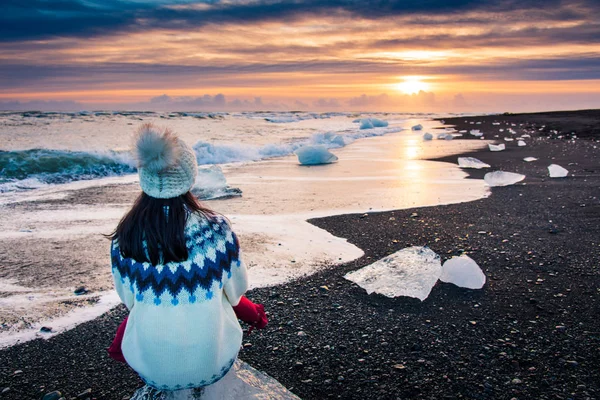 Mujer disfrutando de Diamond beach sunset en Islandia — Foto de Stock