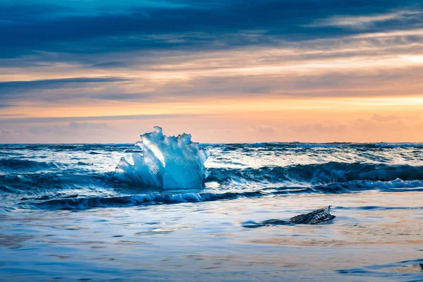 Playa del diamante en Islandia al atardecer — Foto de Stock