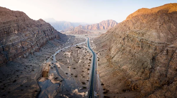 Malebná pouštní silnice v anténním pohledu UAE — Stock fotografie